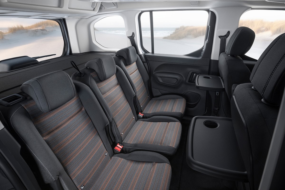 Interior del Opel Combo Life con asientos versátiles y espaciosos para los pasajeros.