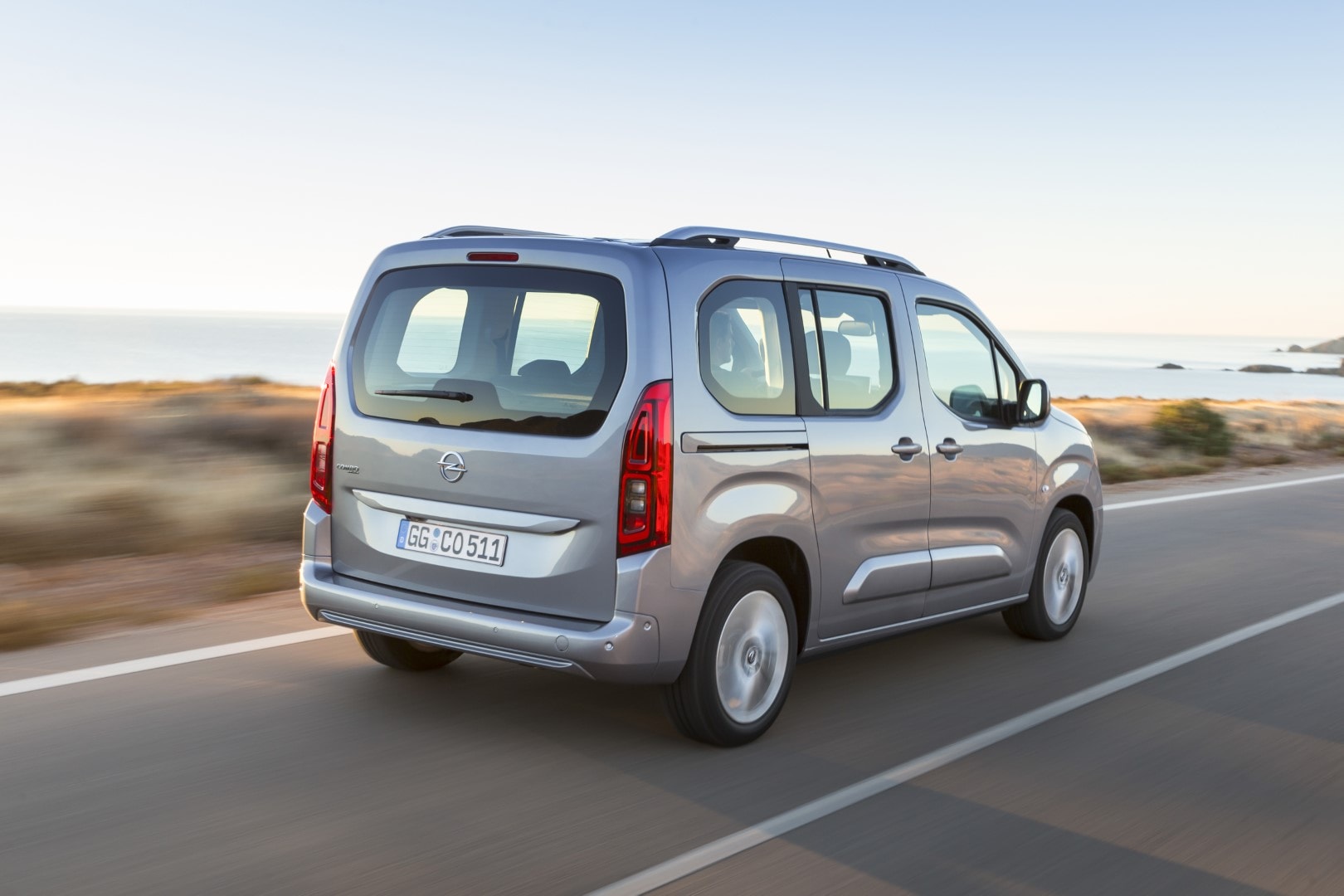 Trasera del Opel Combo Life en carretera, enfatizando su diseño funcional y familiar.