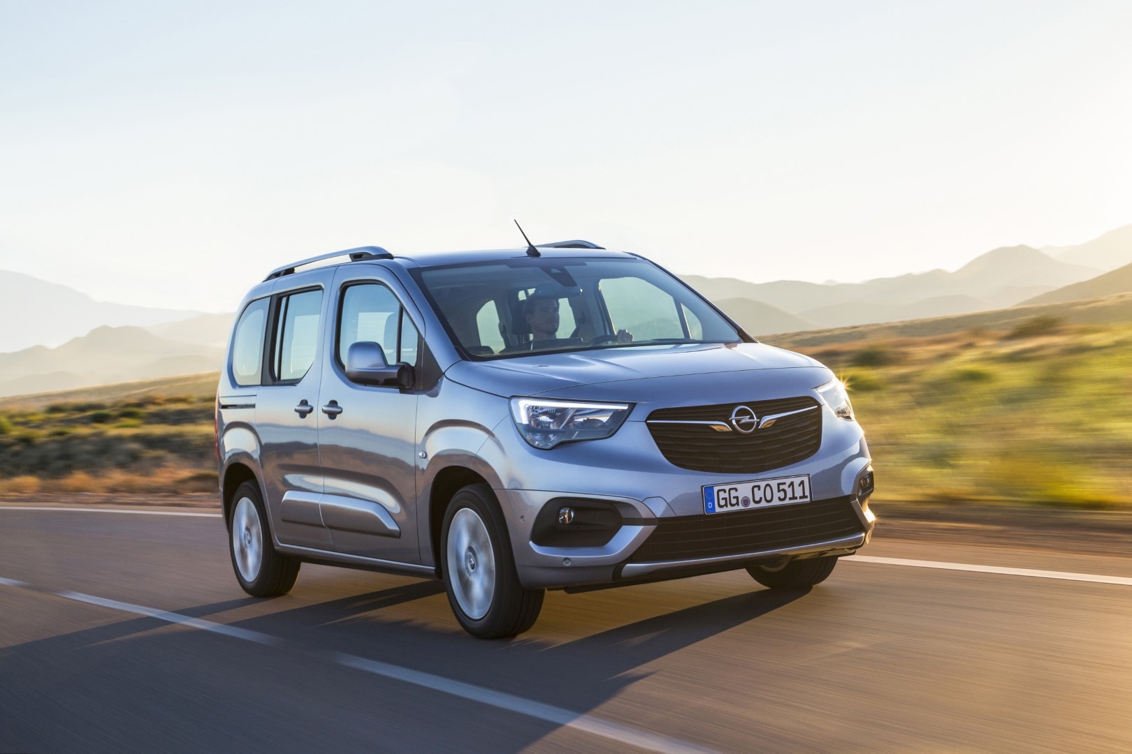 Imagen dinámica frontal del Opel Combo Life en carretera.
