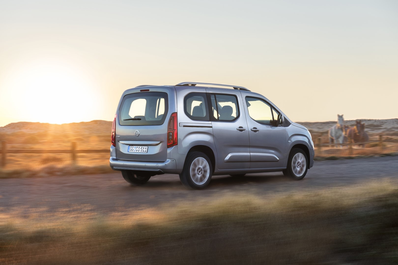 Vista dinámica del Opel Combo Life circulando por una carretera al atardecer.