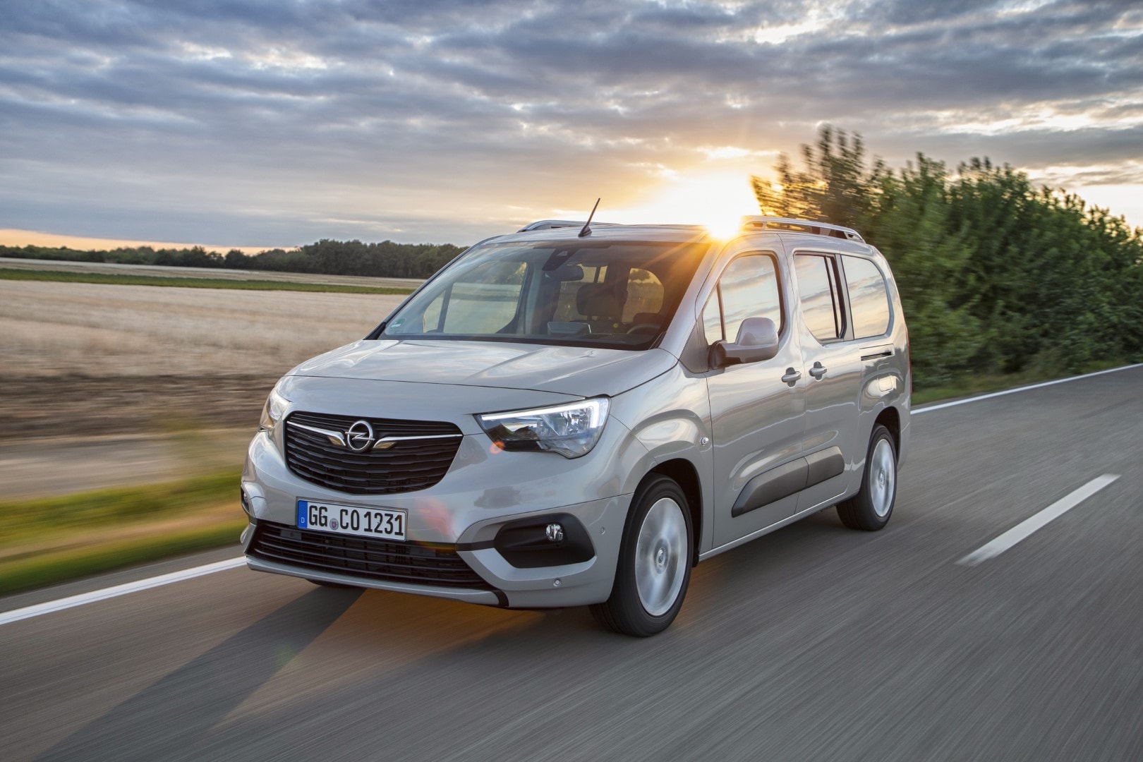 Opel Combo Life avanzando con elegancia al atardecer
