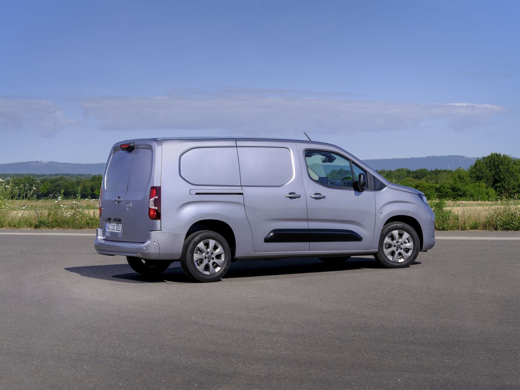 Vista del interior del Opel Combo Life, con asientos cómodos y diseño funcional.