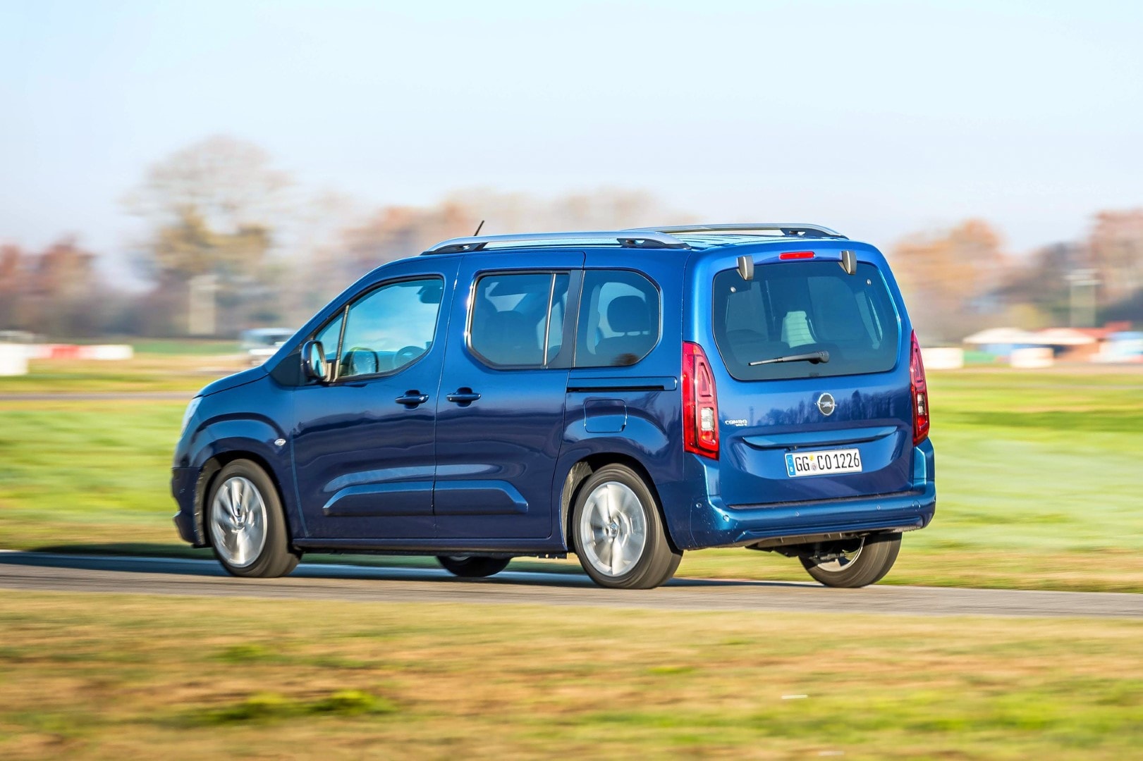 Vista en movimiento que destaca el lateral y parte trasera del Opel Combo Life.