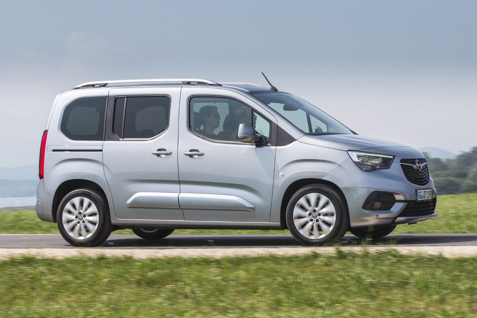 Perfil del Opel Combo Life mostrando su diseño lateral y capacidad familiar.