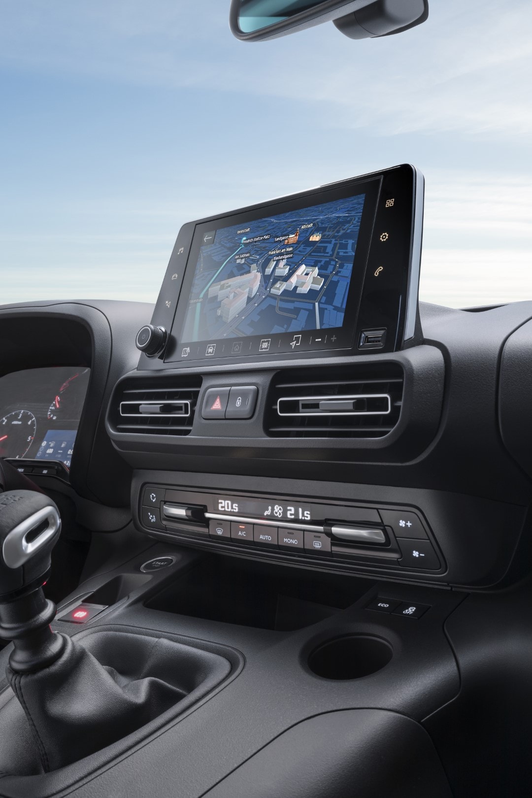 Vista del sistema de infotainment y controles principales.