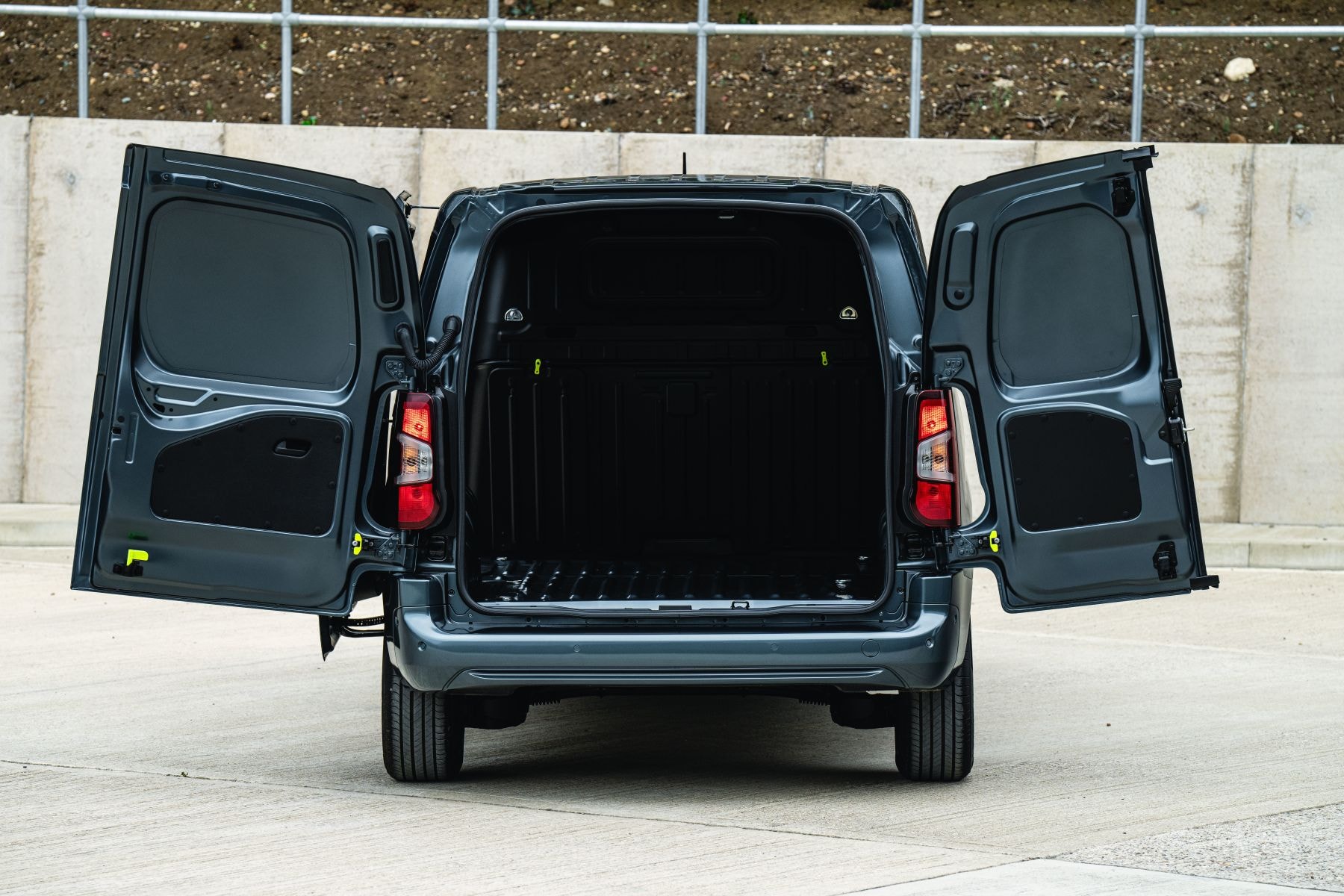 Perspectiva frontal del Opel Combo, ideal para rutas escénicas.