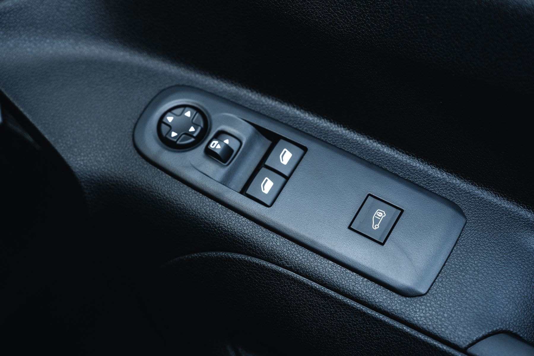 Detalle del panel de control del Opel Combo, resaltando su diseño funcional.