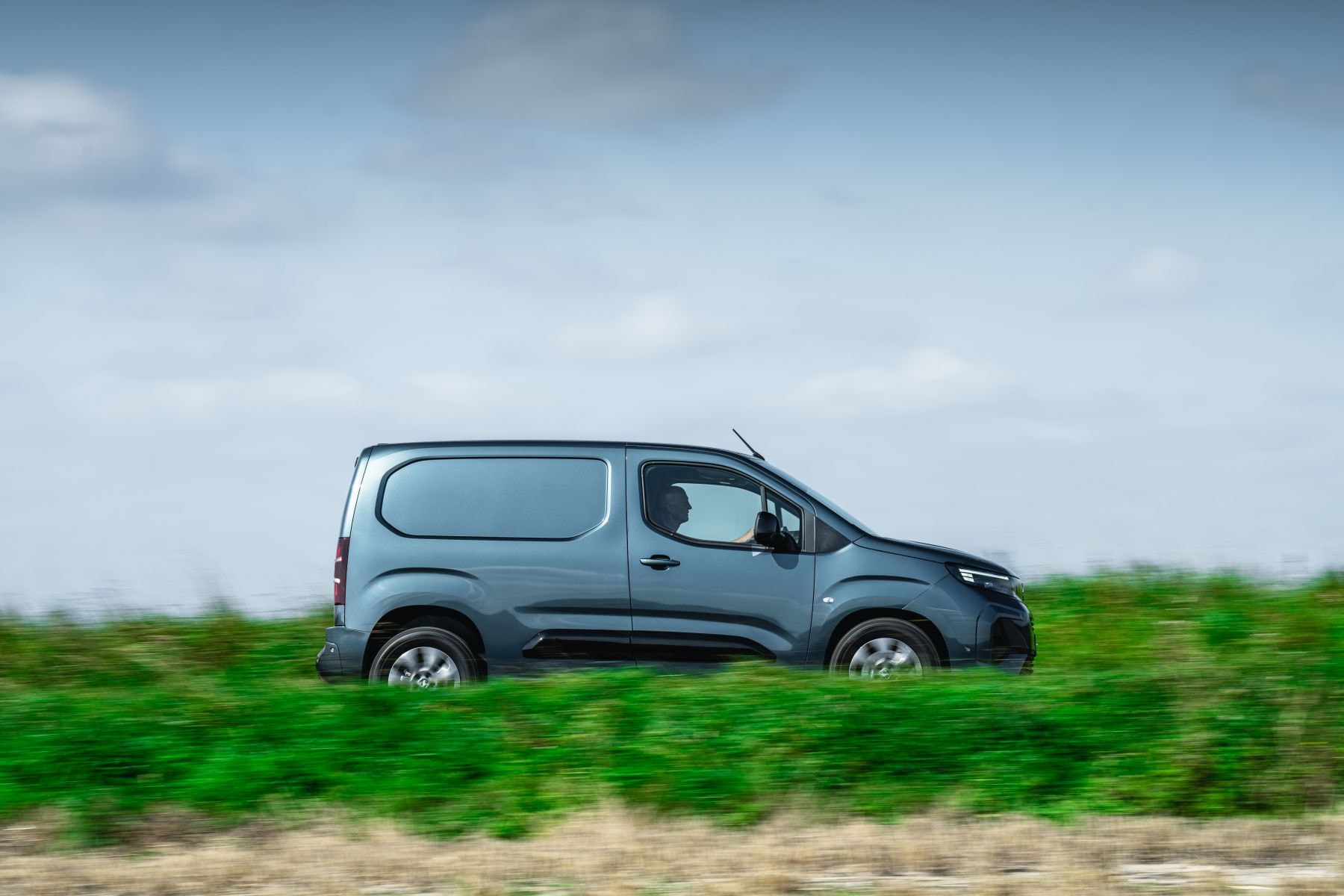Vista lateral del Opel Combo, ideal para carga y maniobrabilidad en la ciudad.
