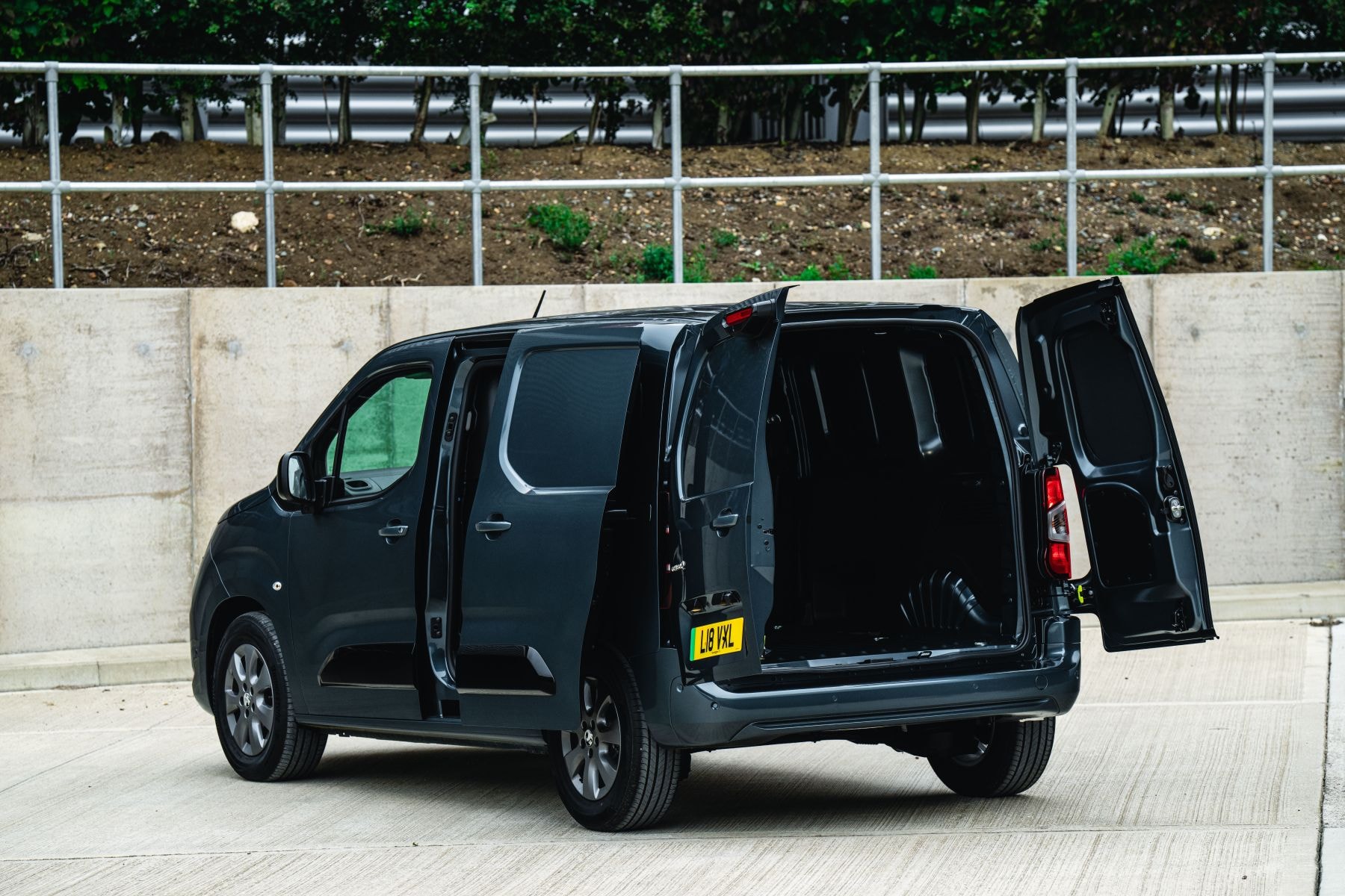 Maletero del Opel Combo con puertas traseras abiertas, mostrando amplio espacio.