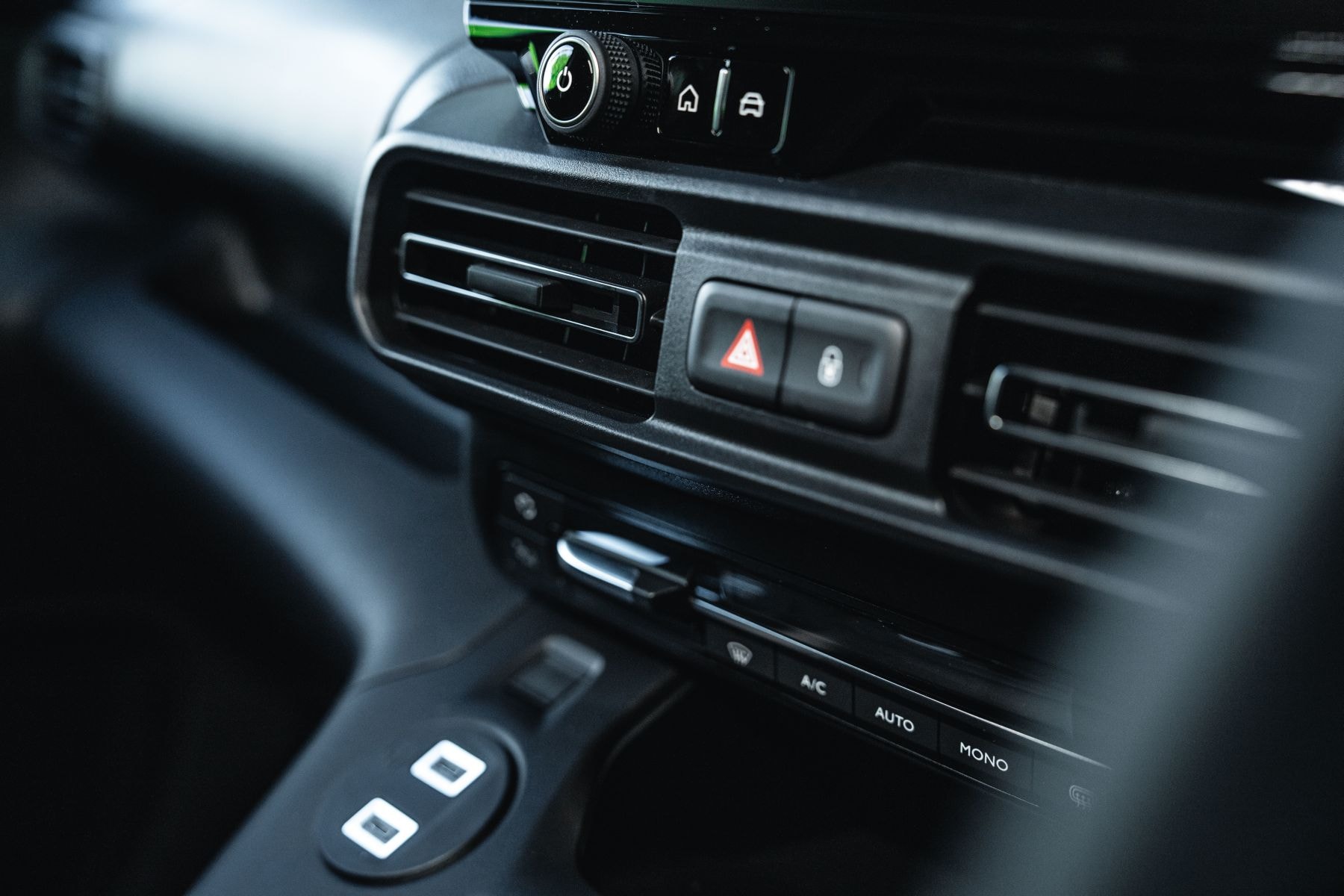 Vista lateral trasera del Opel Combo en carretera, mostrando su diseño elegante.