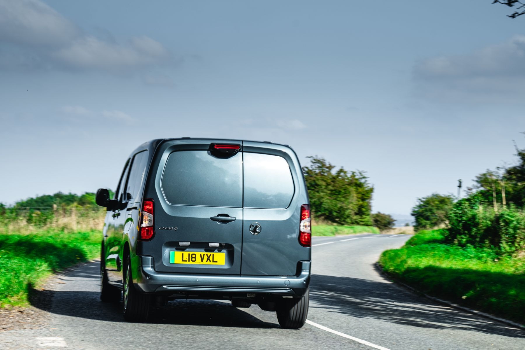 Vista trasera del Opel Combo mostrando su diseño funcional y compacto.