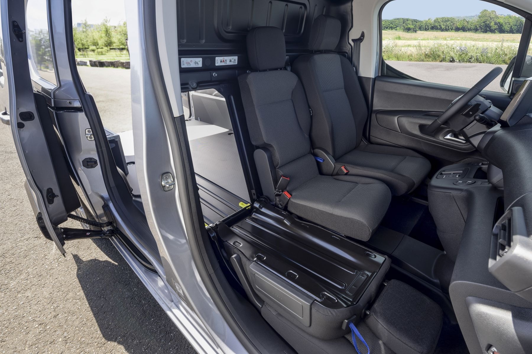 Diseño trasero del Opel Combo, funcional y moderno para un transporte eficiente.