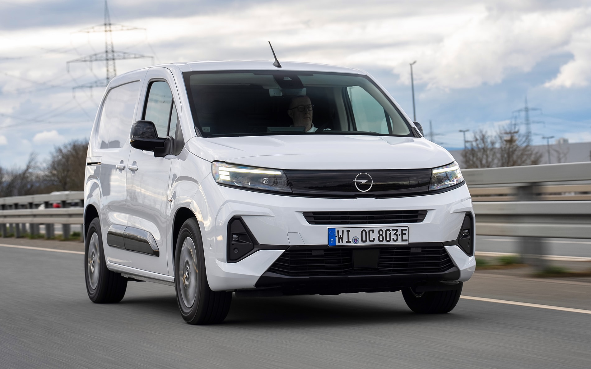 Opel Combo en movimiento, destacando su diseño frontal y perfil lateral.