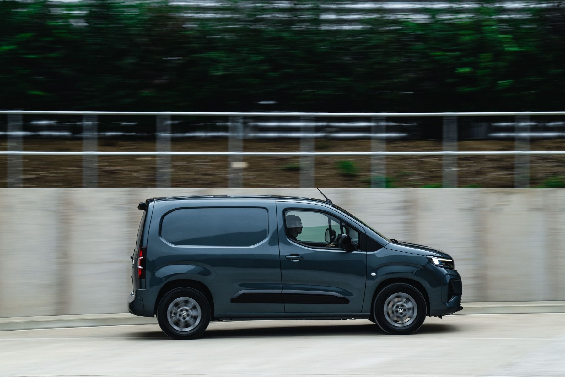 Detalle del volante del Opel Combo, con botones de control intuitivos.
