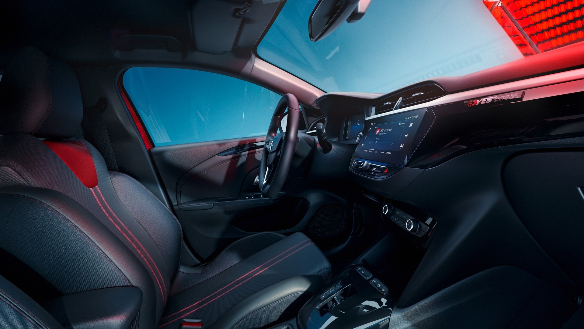 Vista del habitáculo con énfasis en asientos deportivos.