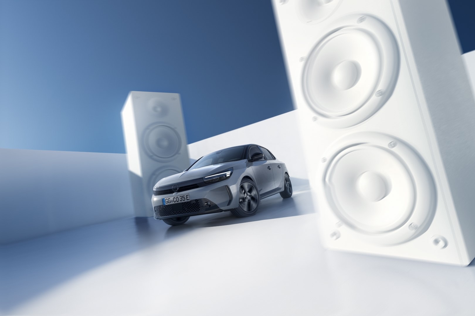 Composición artística del Opel Corsa-e con altavoces, simulando su tecnología avanzada.