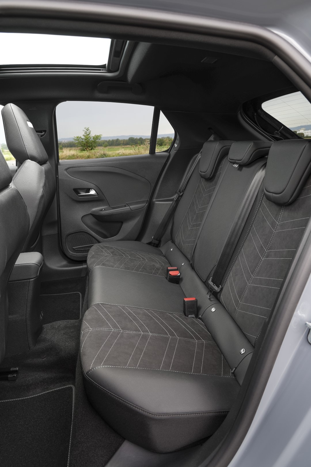 Asientos traseros del Opel Corsa-e destacando su tapicería.