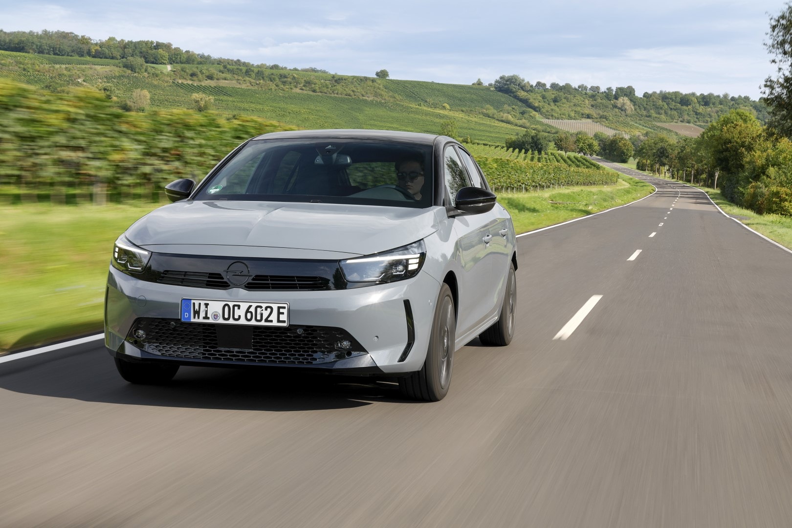 Imagen del Opel Corsa-e eléctrico mostrando su parte delantera en carretera.