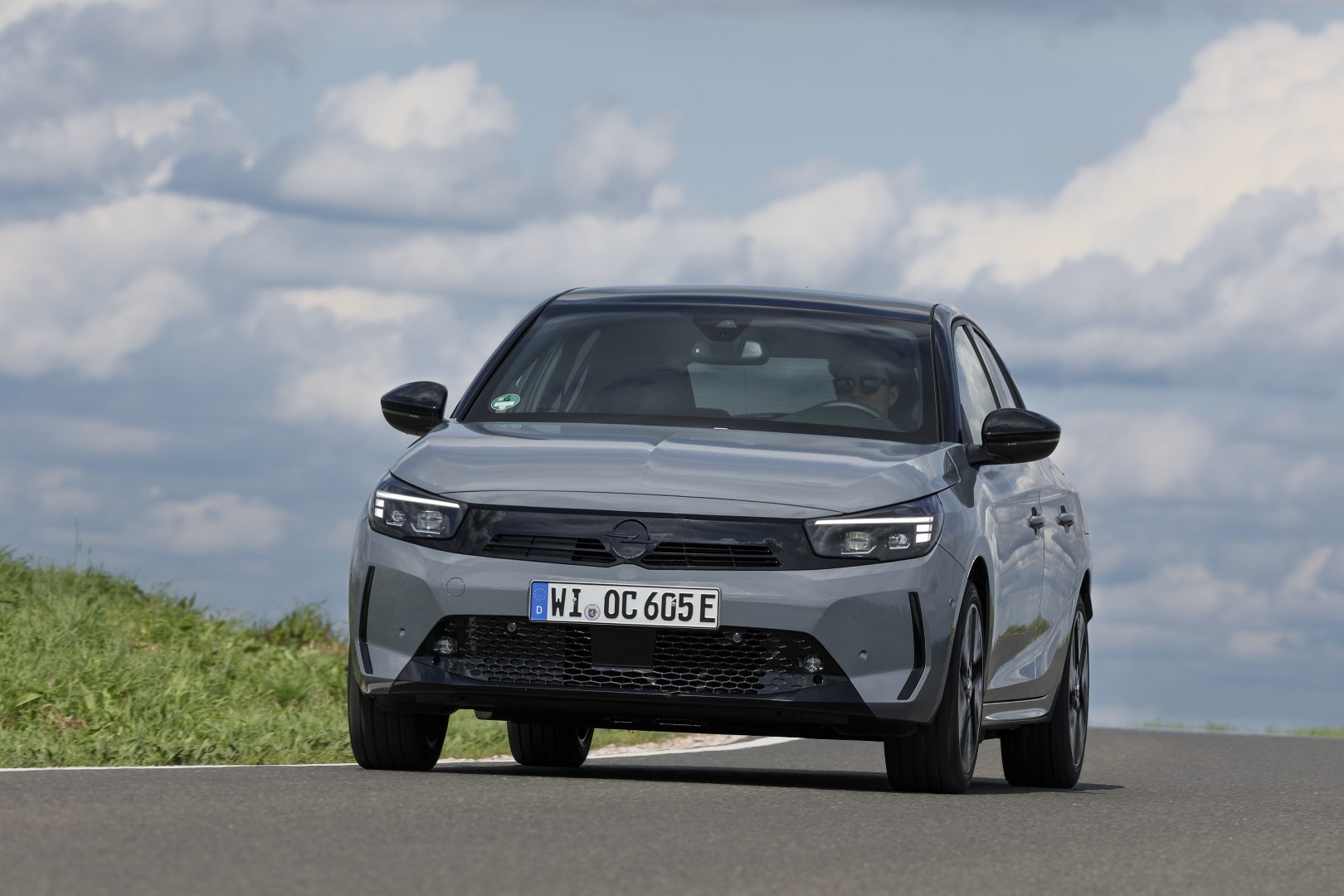 Perspectiva frontal baja del Opel Corsa-e destacando su frontal agresivo.
