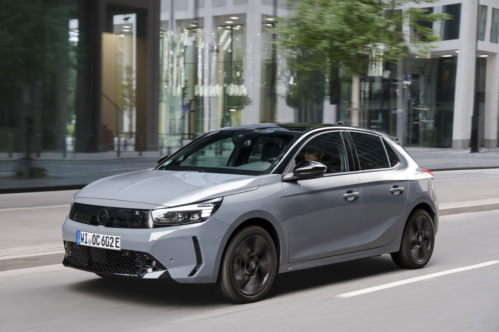 Vista dinámica del Opel Corsa-e mostrando su diseño lateral y frontal.
