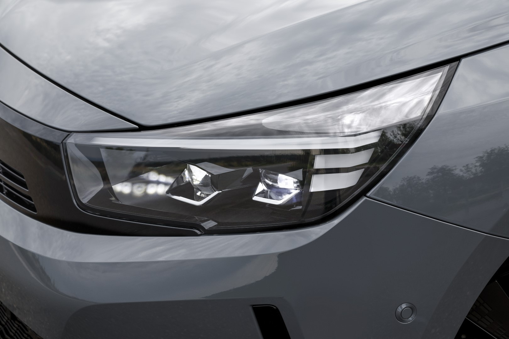 Close-up del sistema de iluminación LED del Opel Corsa-e.