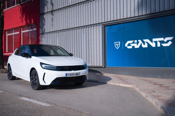 Vista angular delantero-lateral del Corsa-e frente a logos empresariales. Vista angular delantero-lateral del Corsa-e frente a logos empresariales.