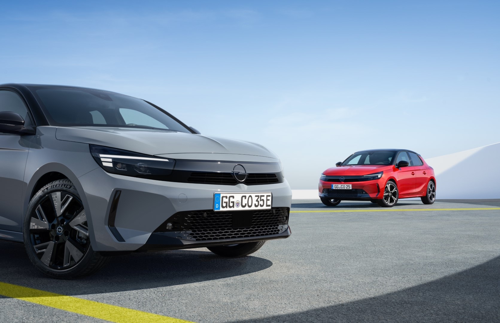 Imagen frontal de dos Opel Corsa-e, resaltando la gama de colores disponible.