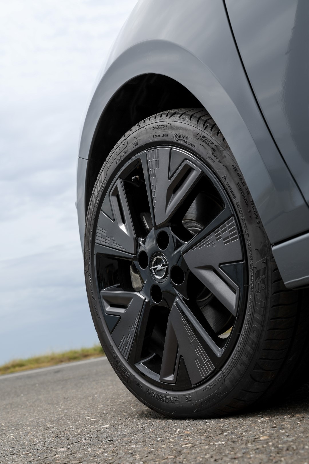 Primer plano de la llanta de aleación del Opel Corsa-e.