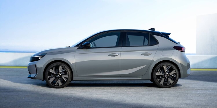 Perfil lateral del Corsa-e que subraya su estética moderna y urbana. Perfil lateral del Corsa-e que subraya su estética moderna y urbana.