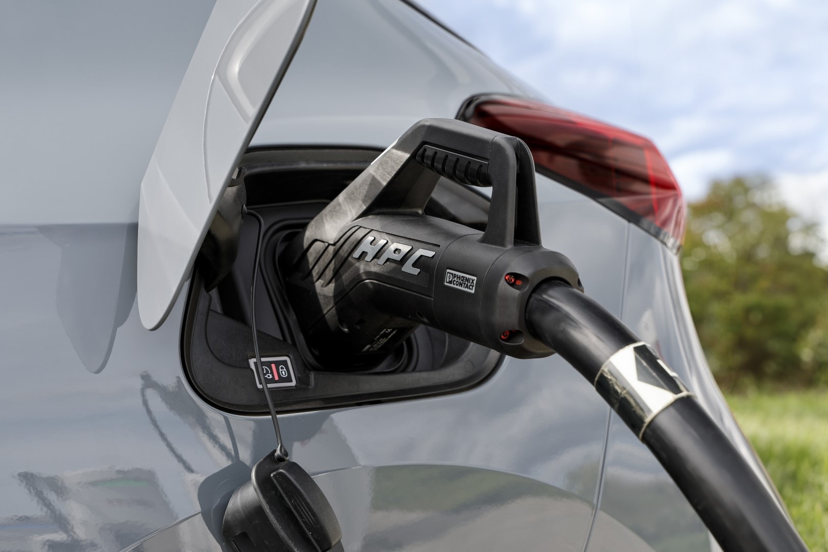 Detalle de la toma de carga de un Opel Corsa-e.