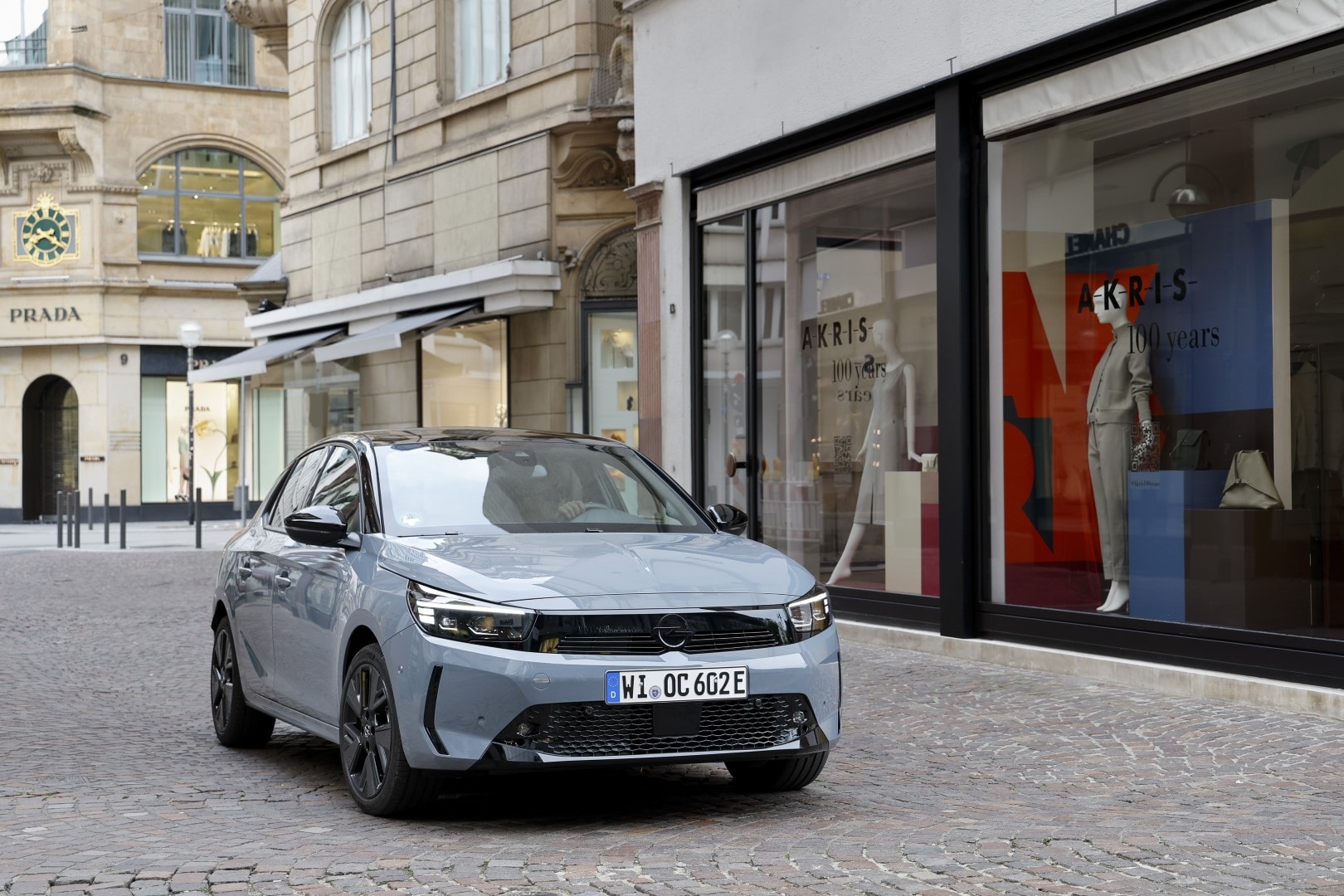 El Corsa-e mostrando su adaptabilidad y estilo en el entorno urbano.