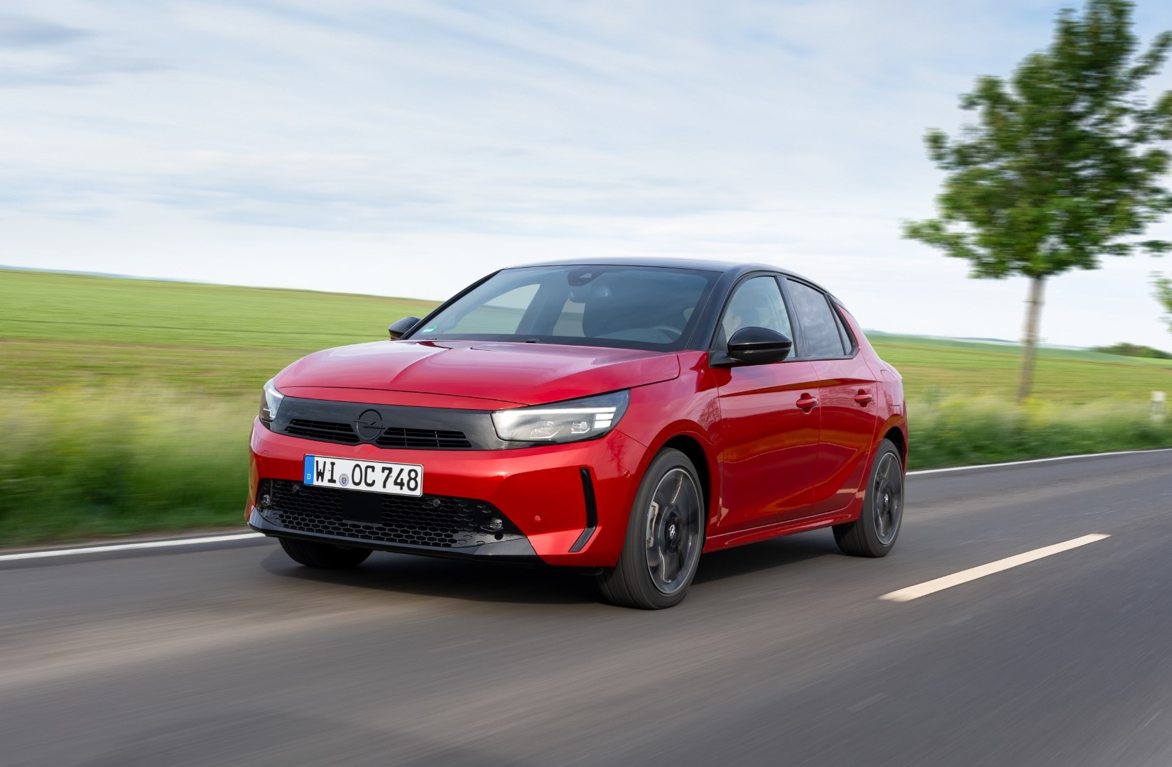 Opel Corsa capturado en pleno desplazamiento, reflejando su carácter activo.