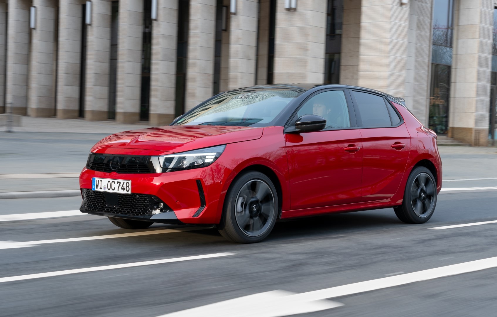 Vista lateral con foco en el diseño frontal del Opel Corsa.