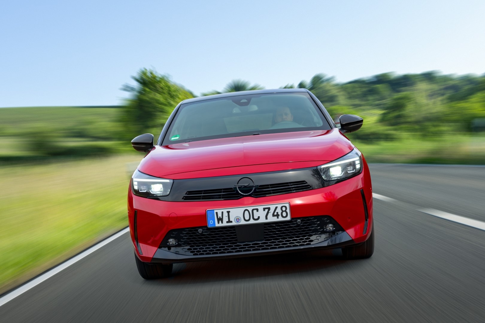 Frontal del Opel Corsa mostrando parrilla y faros con estilo.
