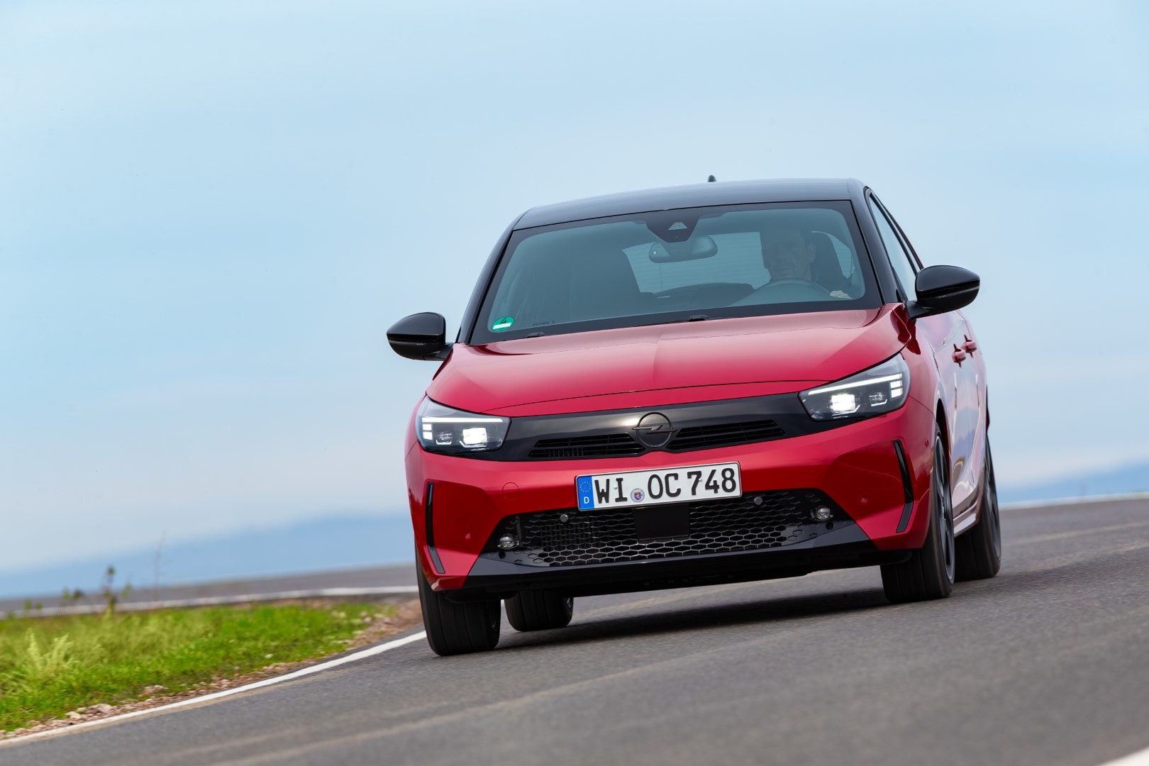 Opel Corsa en acción, mostrando una perspectiva frontal en carretera.