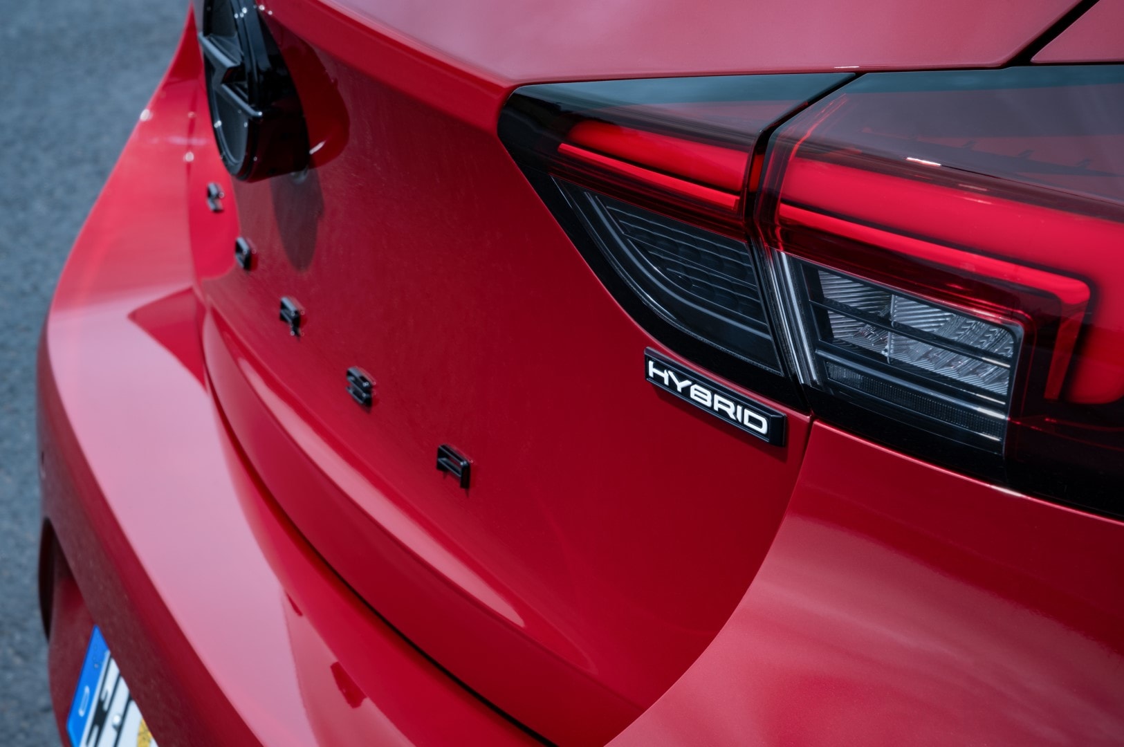 Vista detallada del emblema "Hybrid" en Opel Corsa.