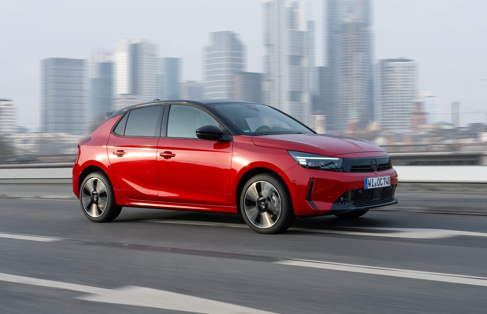 Opel Corsa en entorno urbano, mostrando su perfil lateral y frontal.