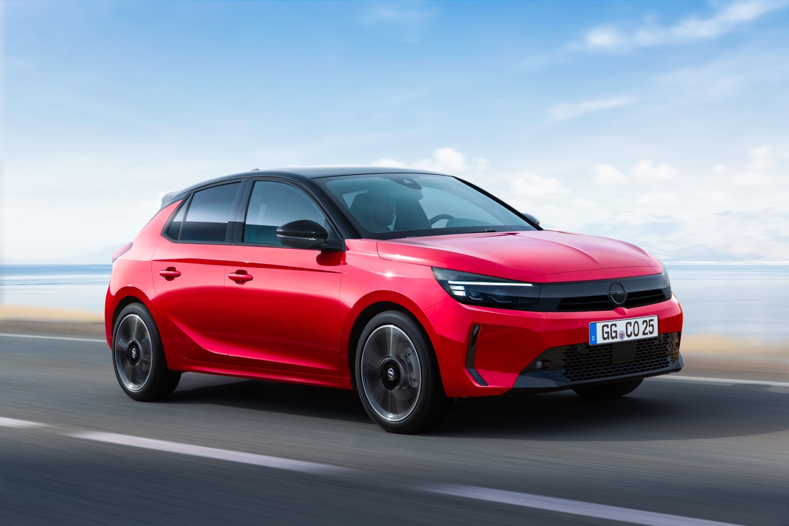 Vista dinámica del lateral del Opel Corsa, resaltando su diseño y llantas.