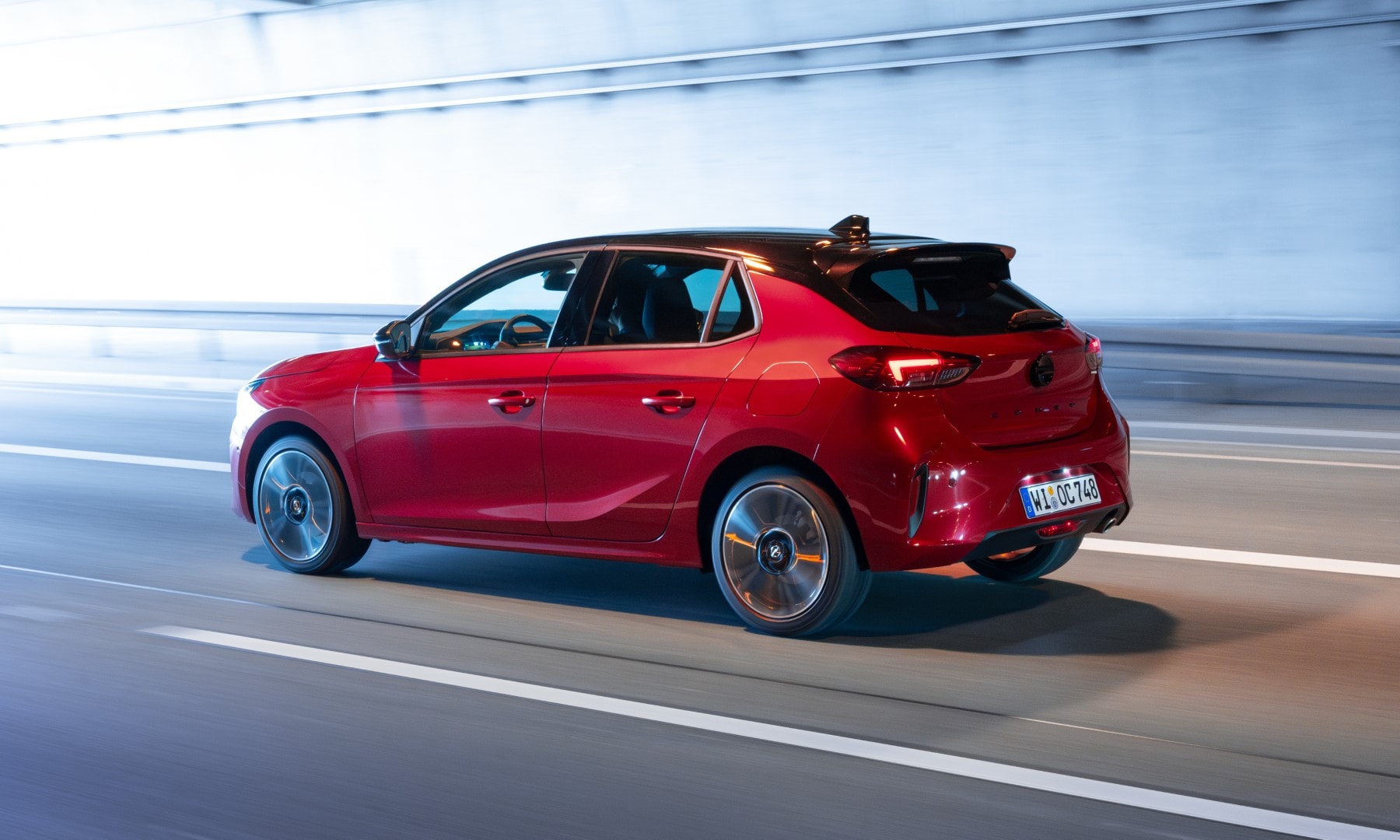 Líneas dinámicas y modernas en la vista trasera-lateral del vehículo.