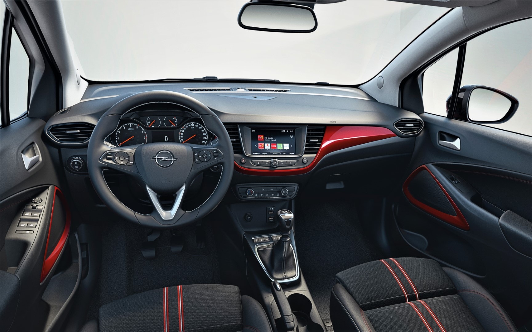 Cabina del Opel Crossland con acabados deportivos y volante multifunción.