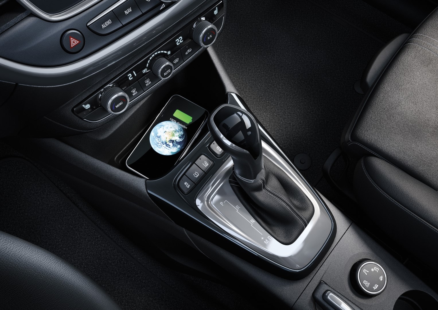 Imagen detallada de la consola central con cambio y controles característicos.