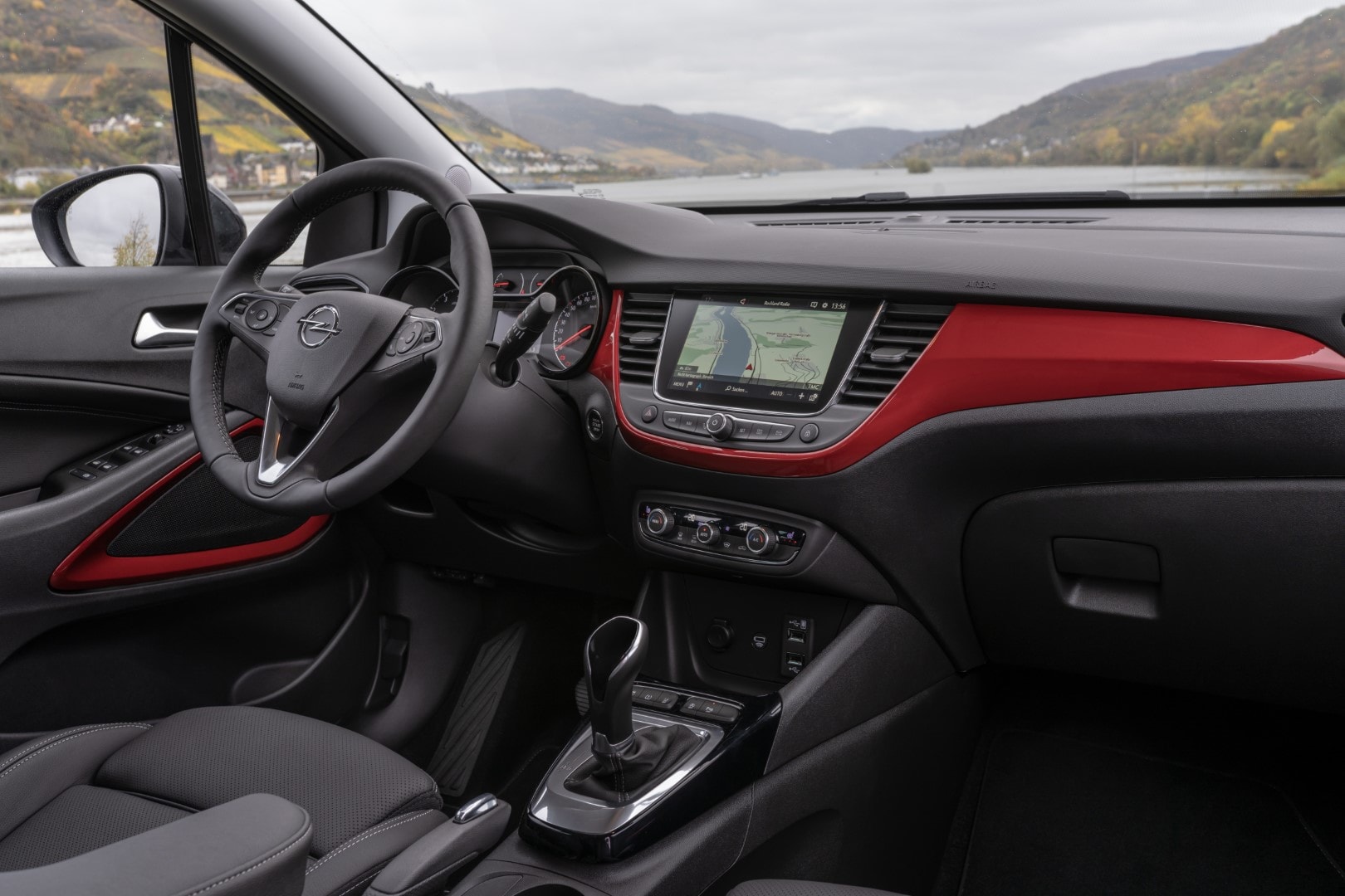 Vista del habitáculo con acabados rojos en el salpicadero del Opel Crossland.