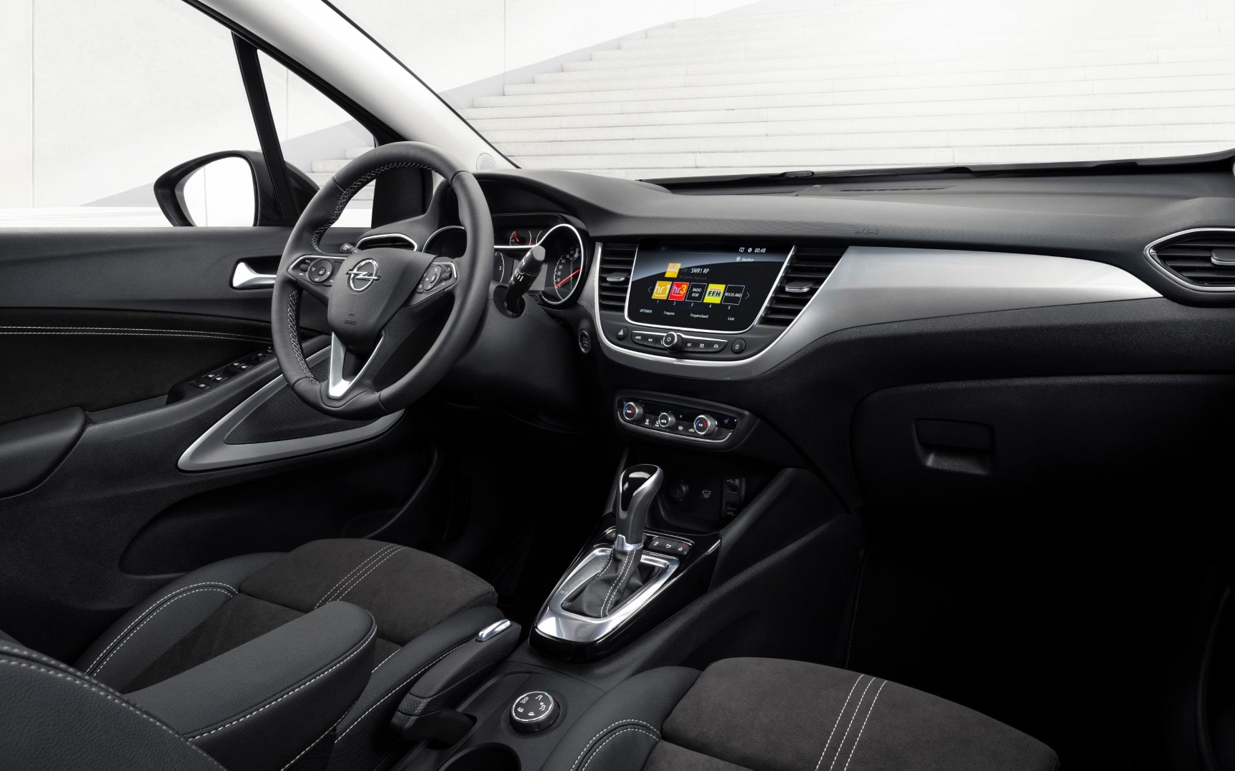 Vista interior del Opel Crossland, enfocando en su sistema de infotainment.