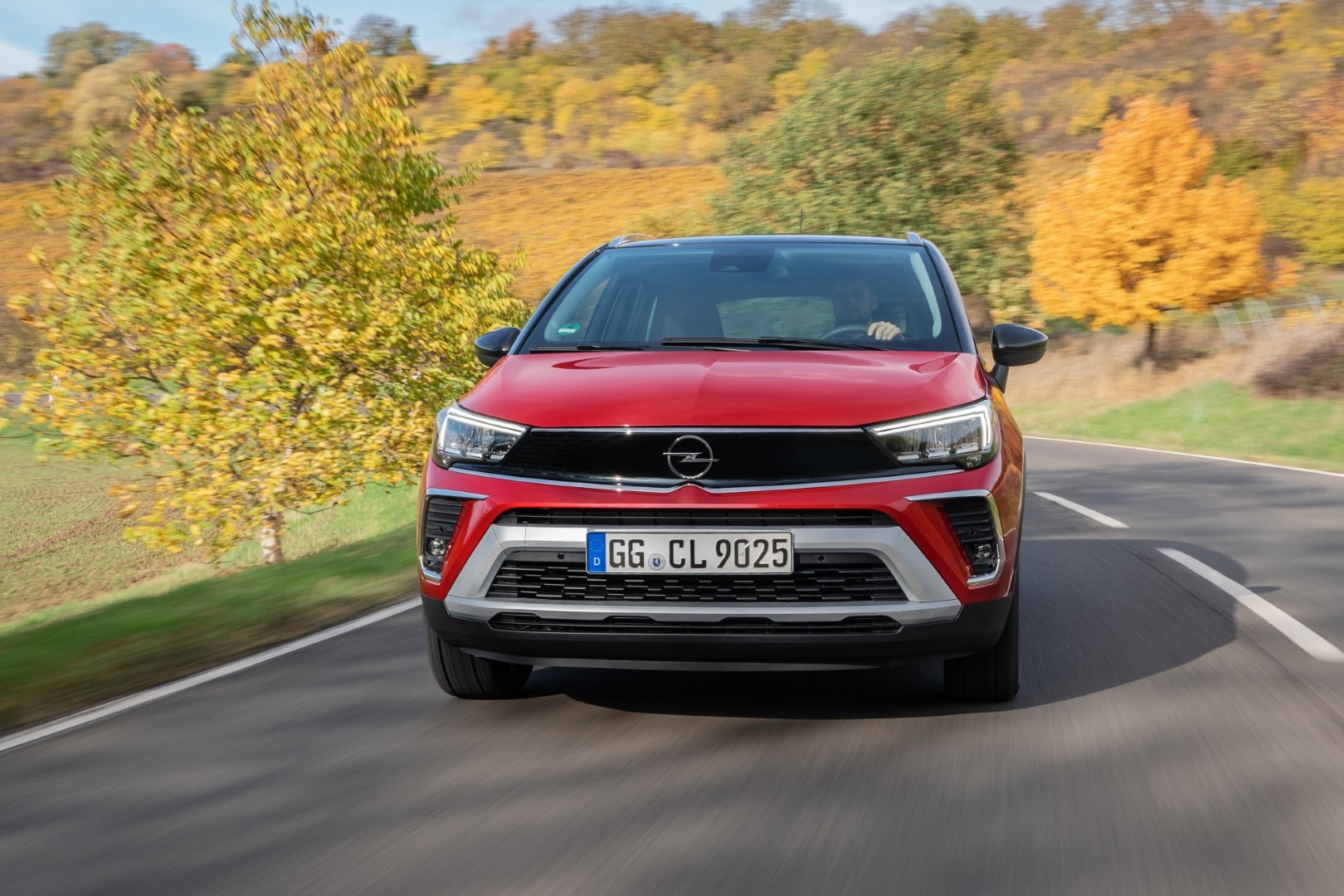 Imponente vista frontal del Opel Crossland mientras se desplaza.
