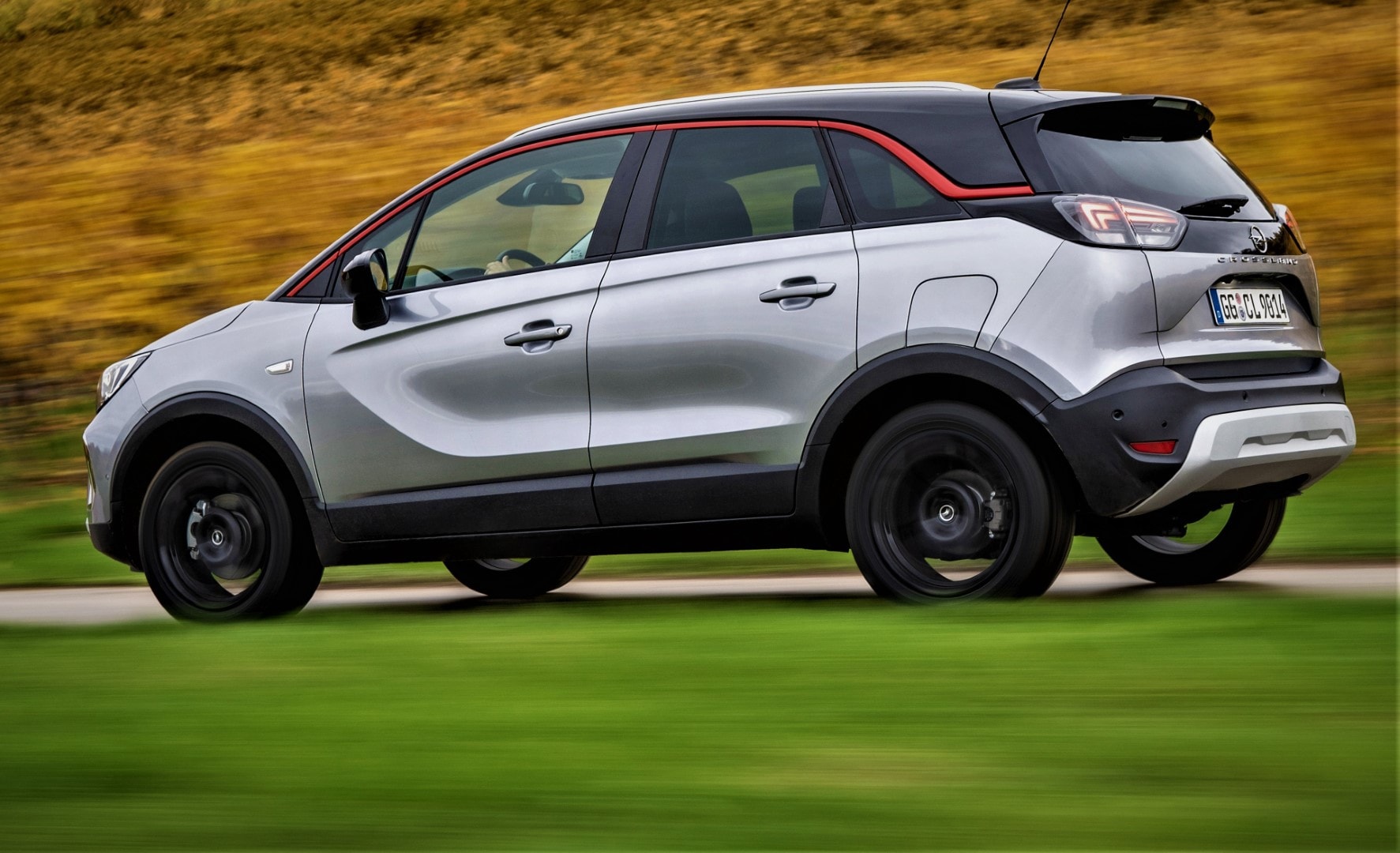 Vista lateral del Opel Crossland en movimiento demostrando su estética dinámica.