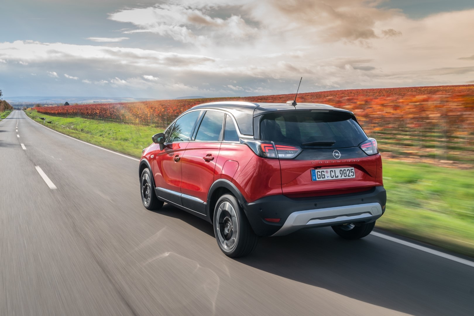 Opel Crossland dinámico y elegante en su entorno natural.