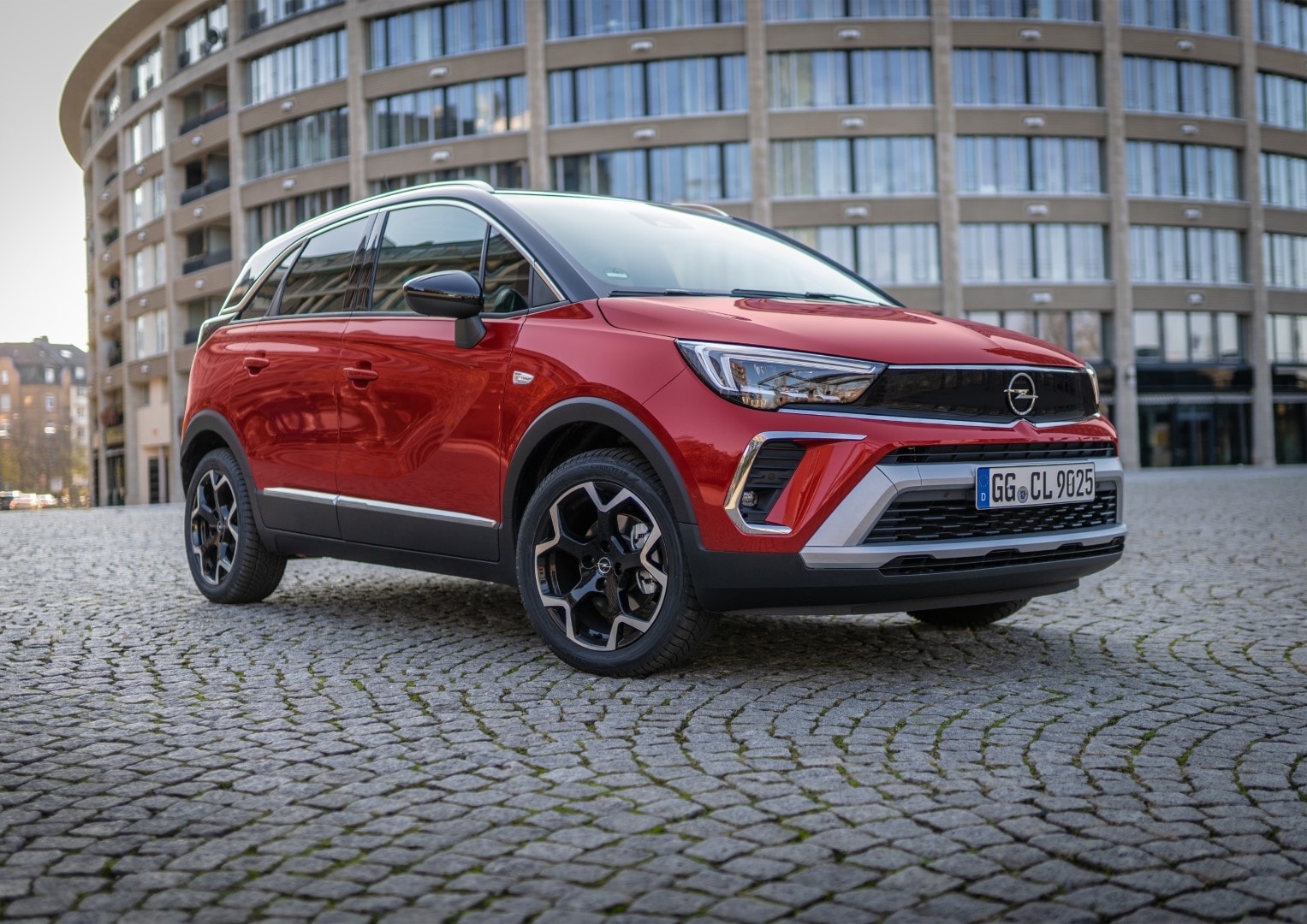 Rinconada delantera muestra la postura y líneas dinámicas del Opel Crossland