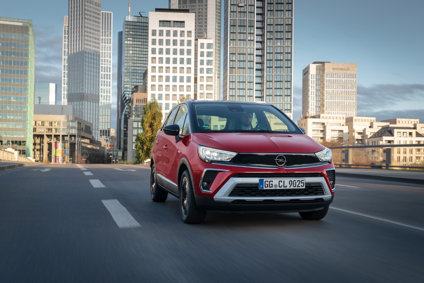Vista frontal del Opel Crossland en un entorno urbano, resaltando su modernidad.