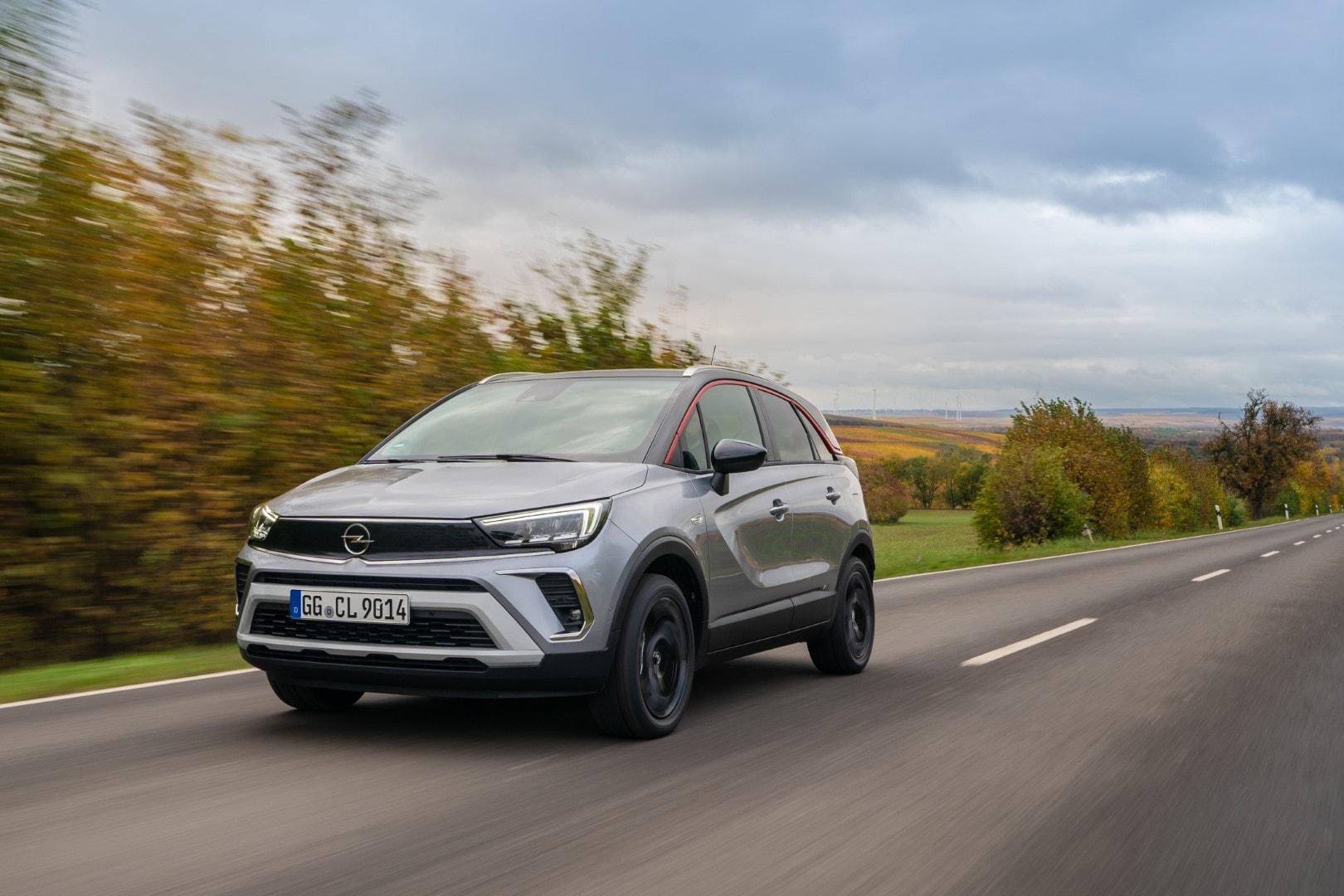 Opel Crossland en ruta, con una vista lateral que muestra su línea de techo.