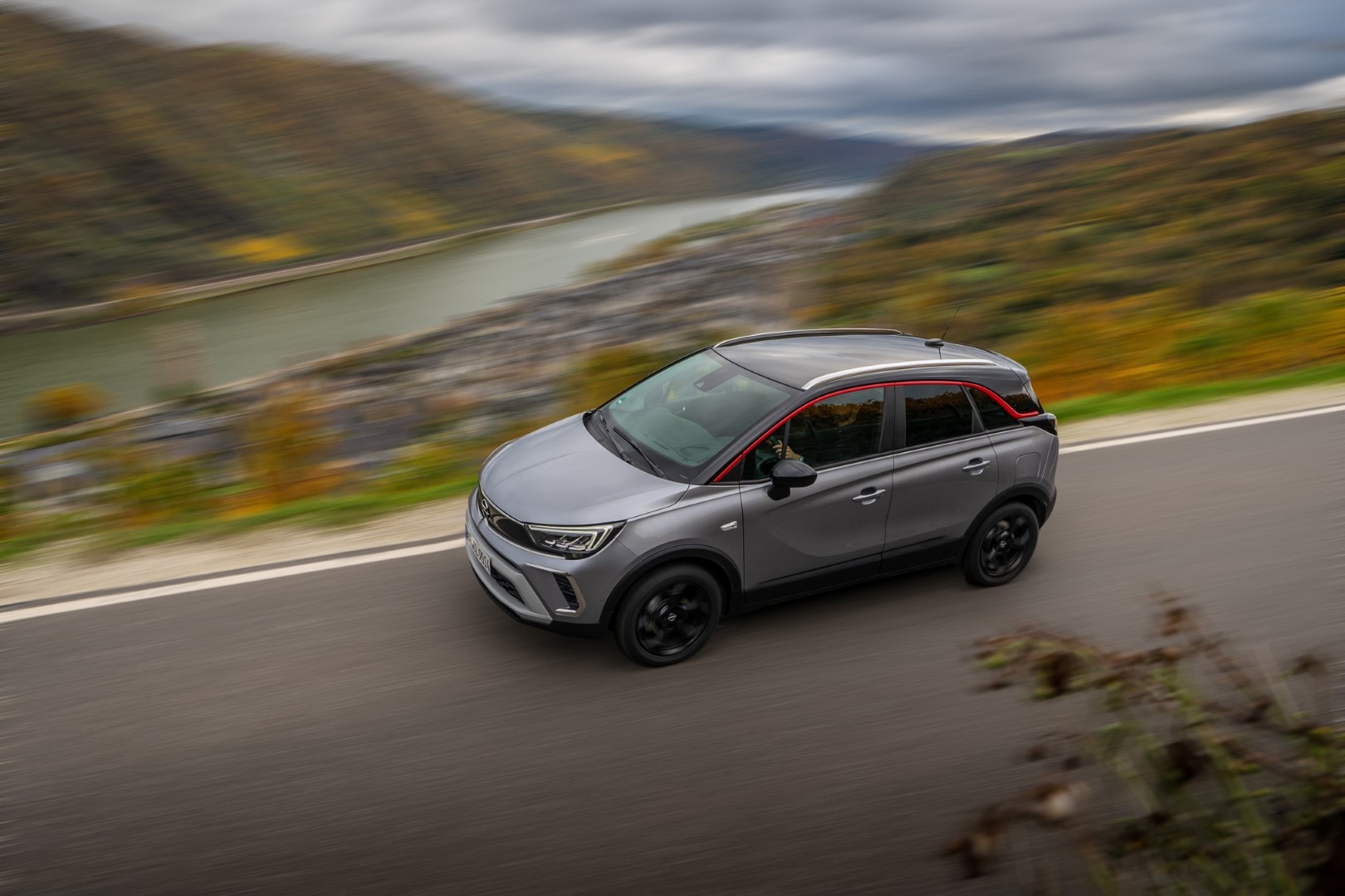 Opel Crossland captado en movimiento, resaltando su diseño lateral.